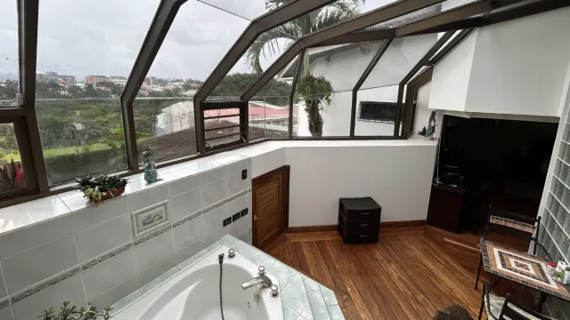 Casa en Venta en Rohrmoser, Pavas – Amplios Espacios y Terraza Privada