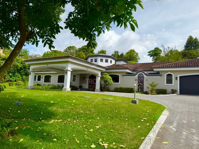 Casa de Lujo de 1 Planta en Monterán, Curridabat – 4 Habitaciones, Jacuzzi y Lote de 2,800 m²