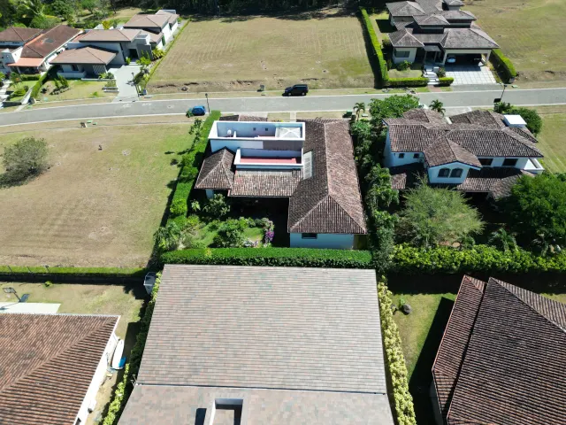 Los Reyes La Guácima casa de una planta en venta o alquiler
