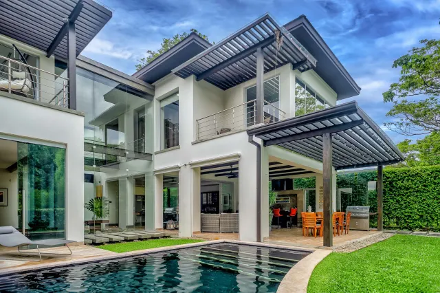 Casa de Lujo: Casa Illuminata - Donde la Elegancia Contemporánea se Encuentra con el Esplendor Natural