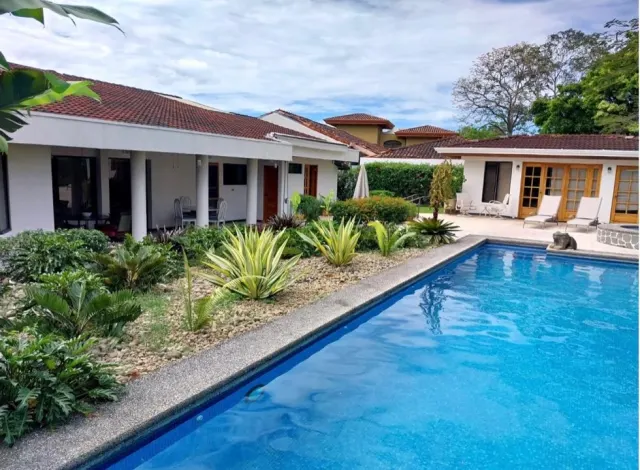 Para Venta Casa de una planta, con piscina
