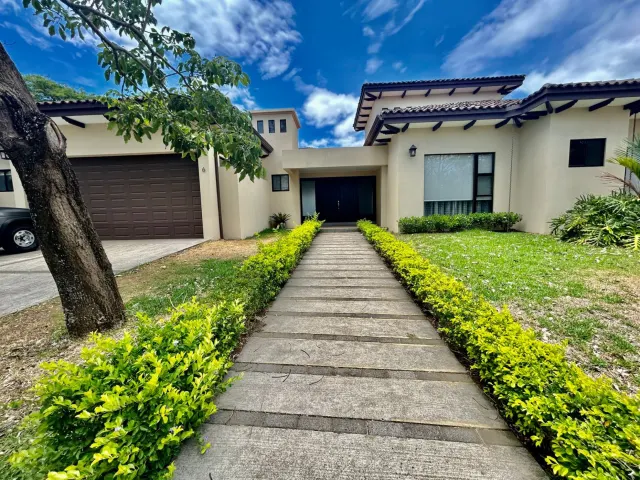 Encantadora Casa en Condominio en Lindora, Santa Ana