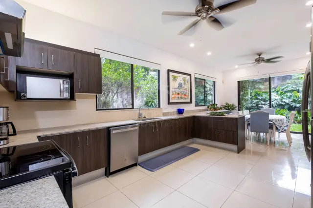 Casa Bougainvillea – Residencia de Lujo de Una Planta en Santa Ana con Amplio Jardín Privado