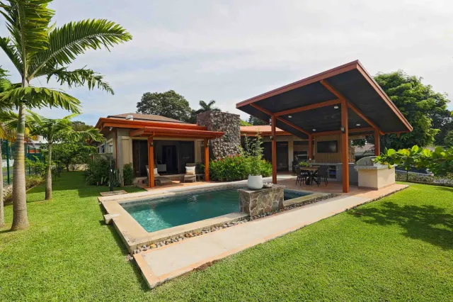 Casa Remodelada de Lujo en Venta en Hacienda Los Reyes