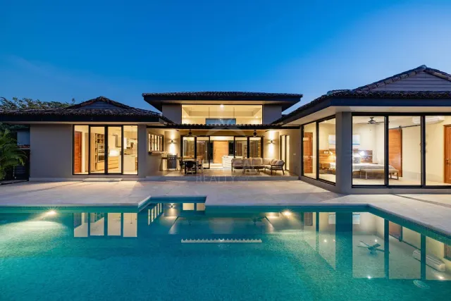 Casa de Lujo Frente al Golf en Hacienda Pinilla – Diseño Tropical Contemporáneo y Piscina Privada
