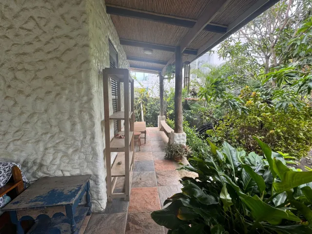 Casa y apartamentos frente a la playa en venta en Tivives