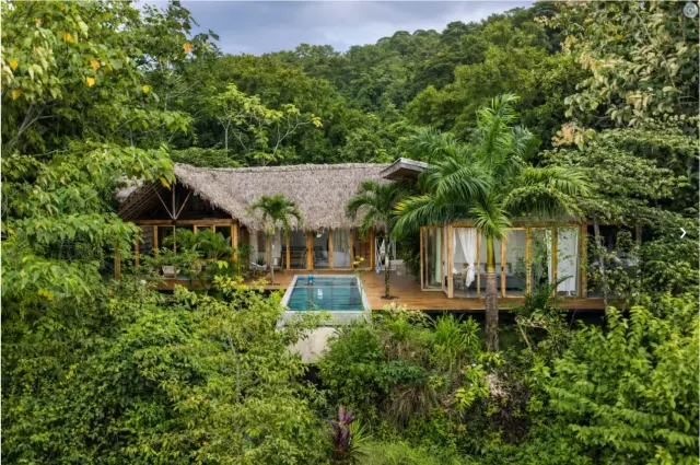 Villa de Lujo con Vista al Océano en Santa Teresa – Privacidad, Naturaleza y Potencial de Inversión