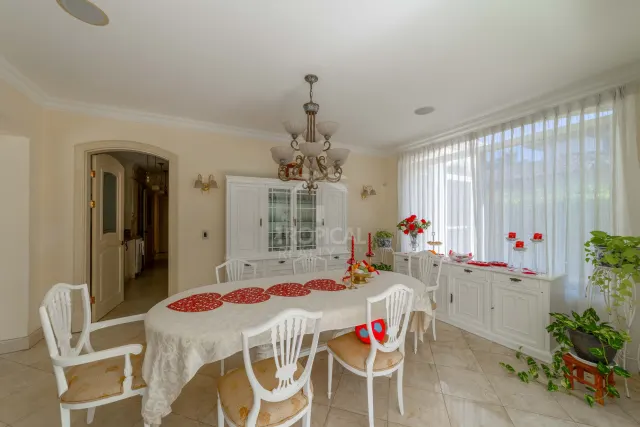 Lujosa Residencia Frente al Campo de Golf en Venta en Valle del Sol, Santa Ana
