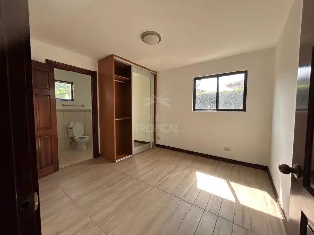 Espacioso Townhouse de 4 Habitaciones en Condominio Villas de Valencia, Escazú