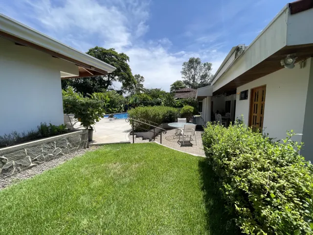 Para Venta Casa de una planta, con piscina