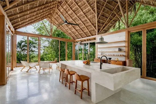 Villa de Lujo con Vista al Océano en Santa Teresa – Privacidad, Naturaleza y Potencial de Inversión