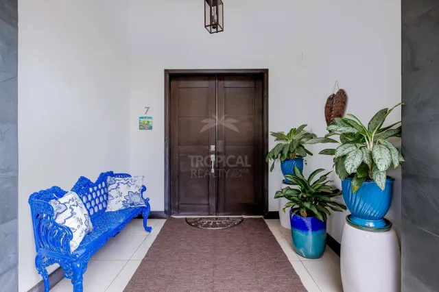 Casa Bougainvillea – Residencia de Lujo de Una Planta en Santa Ana con Amplio Jardín Privado