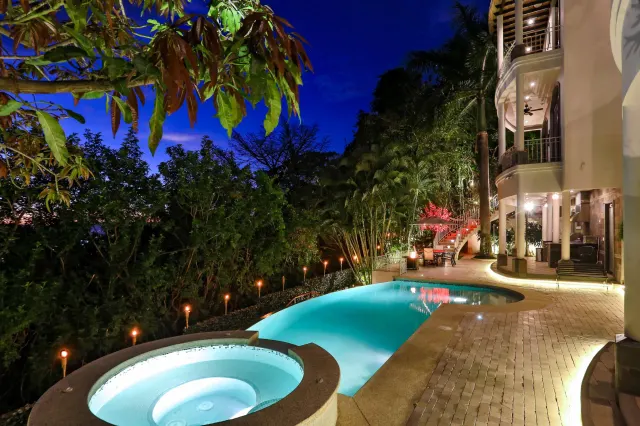 The Infinity Estate: Un oasis de lujo en Villa Real