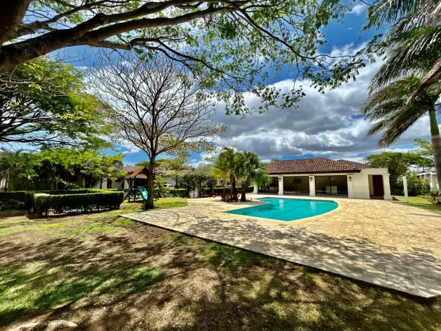 Encantadora Casa en Condominio en Lindora, Santa Ana