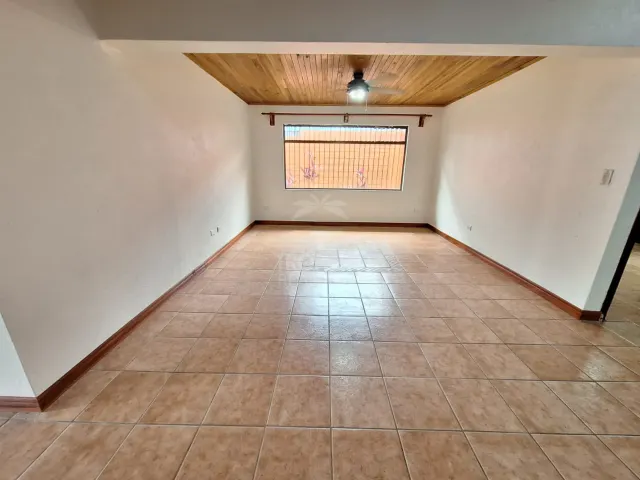 Amplia Casa en Alquiler con Uso Residencial o Profesional en San Rafael de Santa Ana