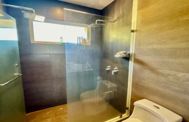 Encantadora residencia de dos pisos en Los Reyes La Guacima