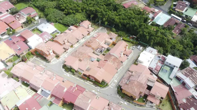 Casa Moderna en Venta en Condominio Monte Blanco, Heredia – Vida Segura y Comodidad