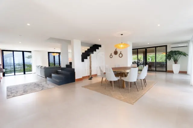 Casa de Lujo con Piscina Infinita y Vistas 360° en la