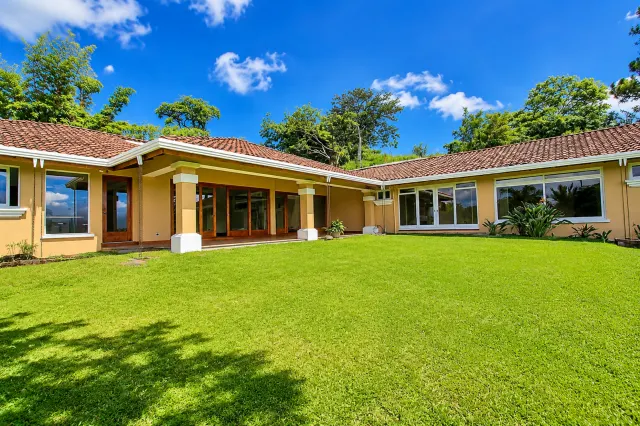 Casa de Una Planta en Jaboncillos, Escazú | Vistas al Valle Central | Lote 1,390 m²
