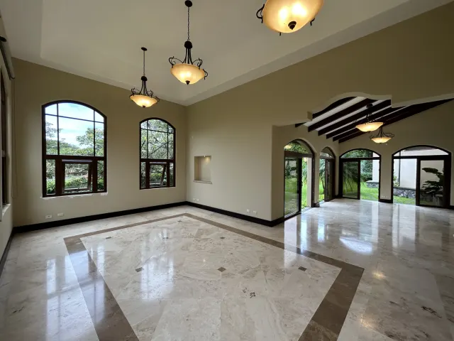 Se vende amplia casa en Condominio Villa Real