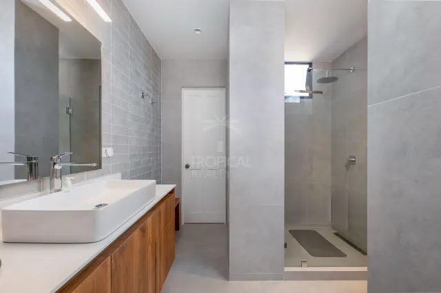 Apartamento de Lujo en Venta en Rohrmoser – Balcón Envolvente y Vista al Parque