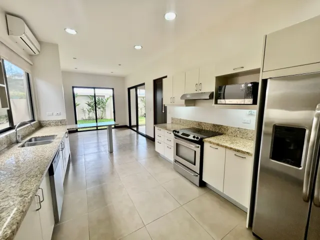 Encantadora Casa en Condominio en Lindora, Santa Ana