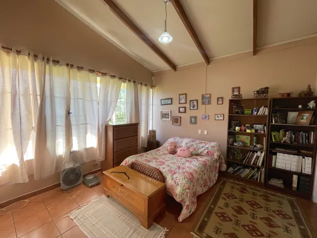 Casa de un Nivel con Vistas y Jardines Santa Ana, Alto Las Palomas