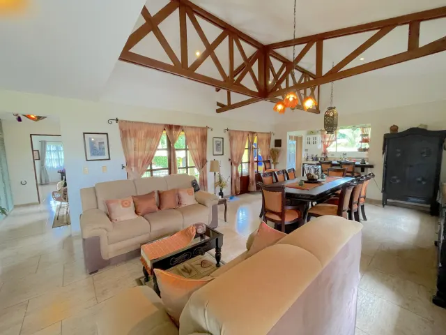 Hacienda Los Reyes: Hogar Familiar y Paraíso del Golf