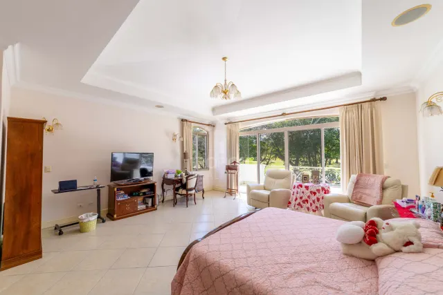 Lujosa Residencia Frente al Campo de Golf en Venta en Valle del Sol, Santa Ana