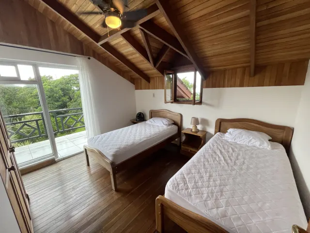 Propiedad de 26 hectareas con canopy tour, caballos, dos casas y plataformas planas listas para construir casas