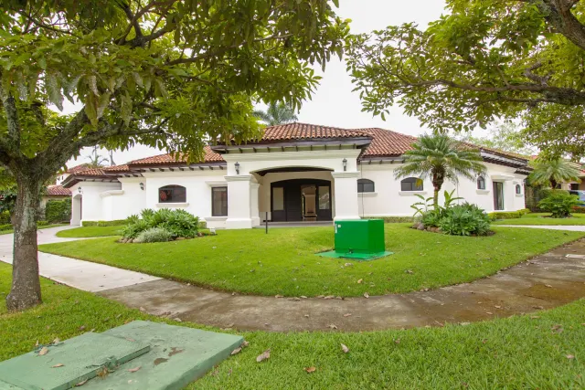 House for sale or rent, single-story, in the Bosques Lindora condominium, Santa Ana