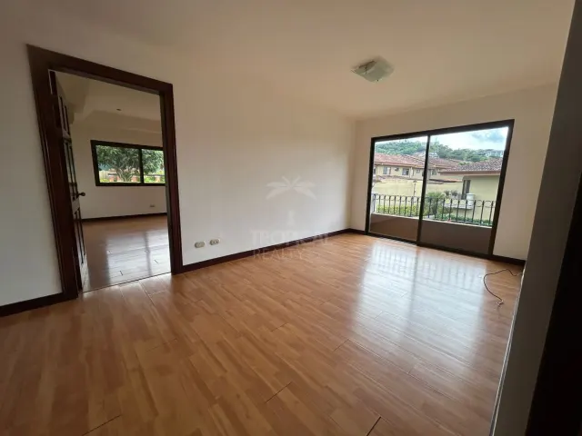 Espacioso Townhouse de 4 Habitaciones en Condominio Villas de Valencia, Escazú