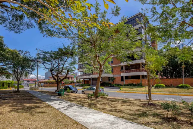 Apartamento de Lujo en Venta en Rohrmoser – Balcón Envolvente y Vista al Parque