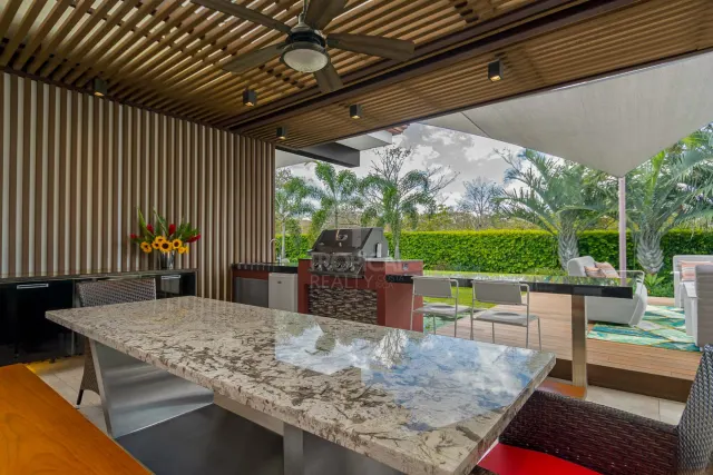 La Hacienda Cosmopolitan Chic – Exclusiva Residencia de Lujo de Una Planta en Santa Ana