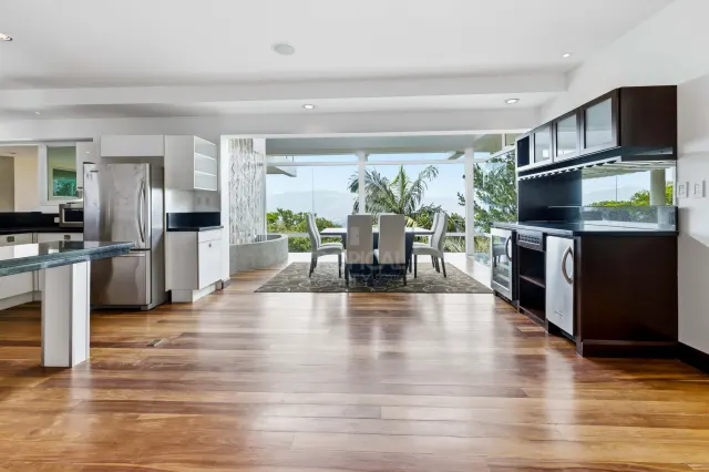 Residencia Contemporánea de Lujo en Venta en Piedades de Santa Ana con Vistas Espectaculares al Valle