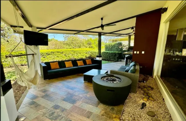 Encantadora residencia de dos pisos en Los Reyes La Guacima