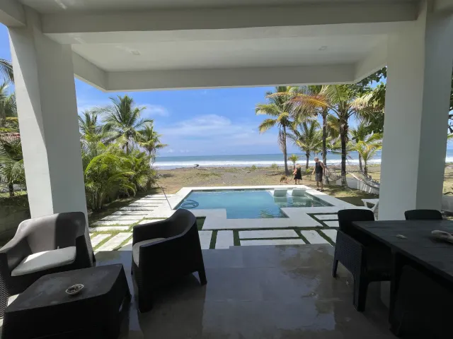 Casa Frente al Mar con Piscina en Playa Tivives – 4 Habitaciones + 2 Apartamentos | $595,000