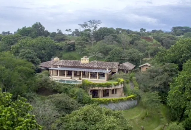 Residencia de Lujo en La Guácima con Bosque Privado y Vistas Panorámicas