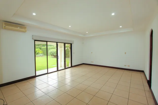 Casa en alquiler o venta en lujoso condominio Bosques de Lindora ALQUILADA