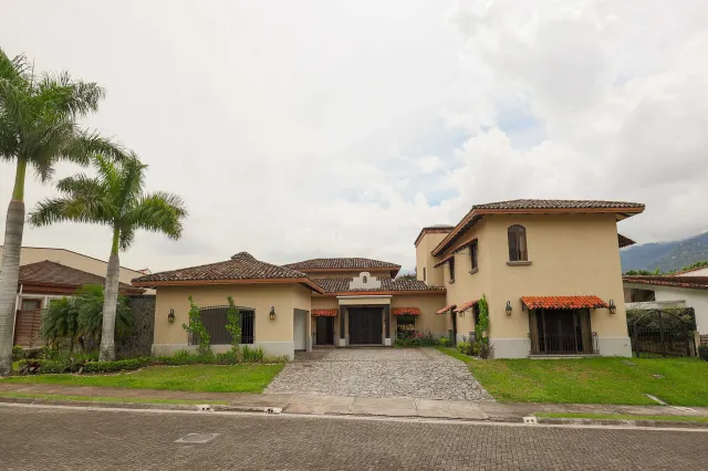Casa Estilo Colonial Moderno en Hacienda del Sol, Santa Ana