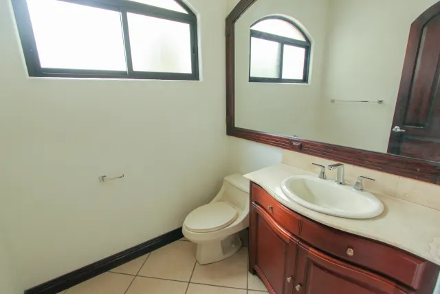 Casa en alquiler o venta en lujoso condominio Bosques de Lindora ALQUILADA
