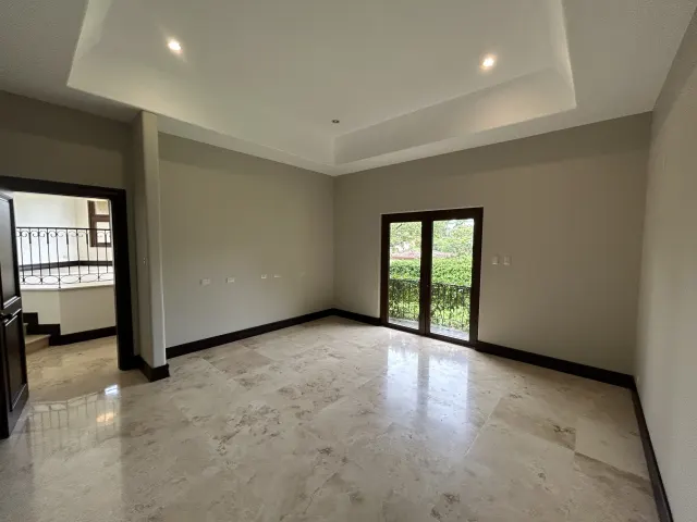 Se vende amplia casa en Condominio Villa Real