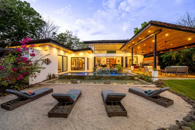 Villa de Lujo en Venta en Hacienda Pinilla a Pasos de la Playa – Diseño Tropical Contemporáneo y Privacidad Absoluta