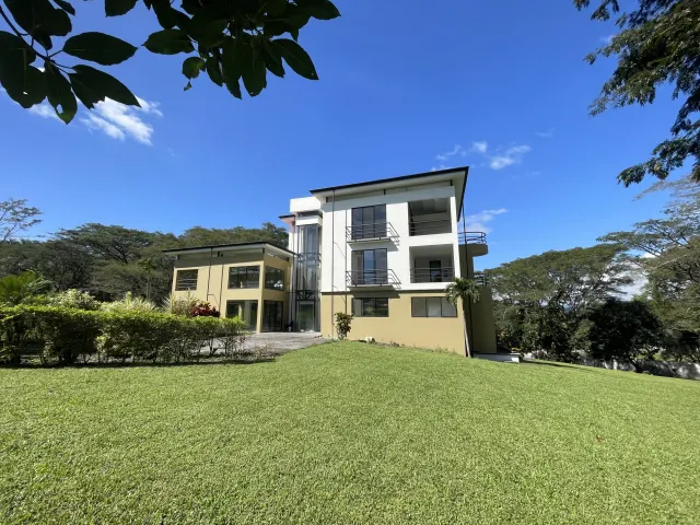 La Garita se vende casa de lujo