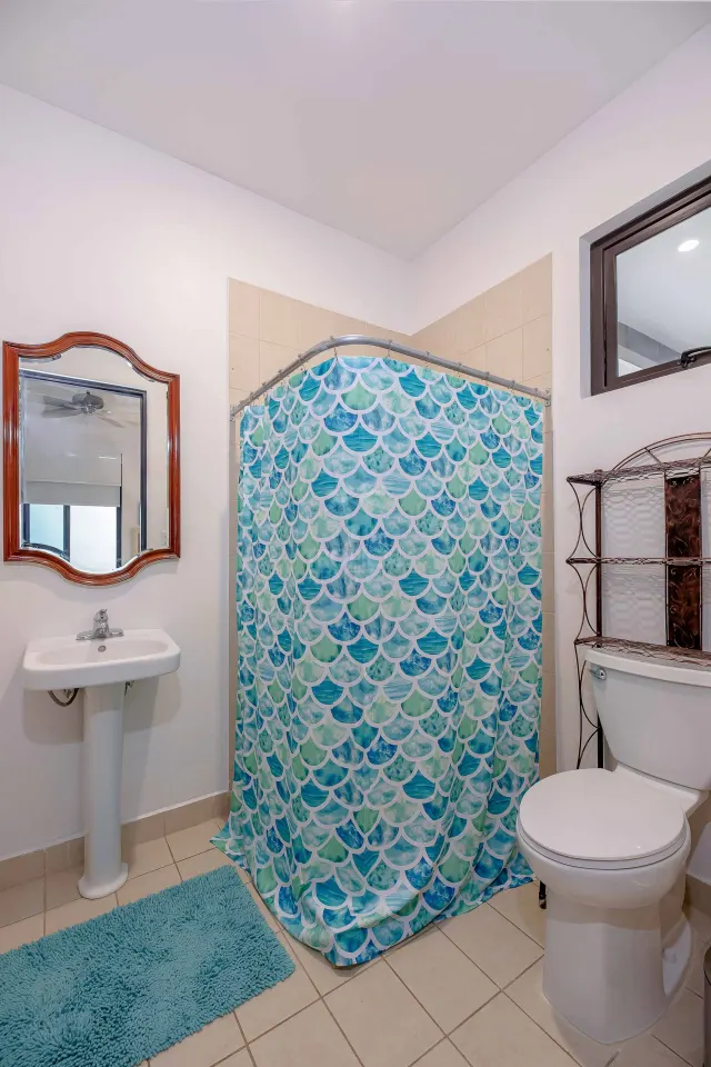 Casa Bougainvillea – Residencia de Lujo de Una Planta en Santa Ana con Amplio Jardín Privado