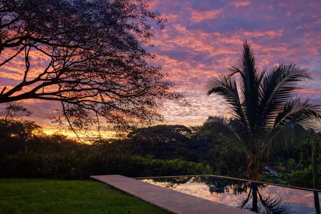 Casa Contemporánea con Piscina Infinita en Tamarindo – 4 Habitaciones en Amplio Lote Tropical