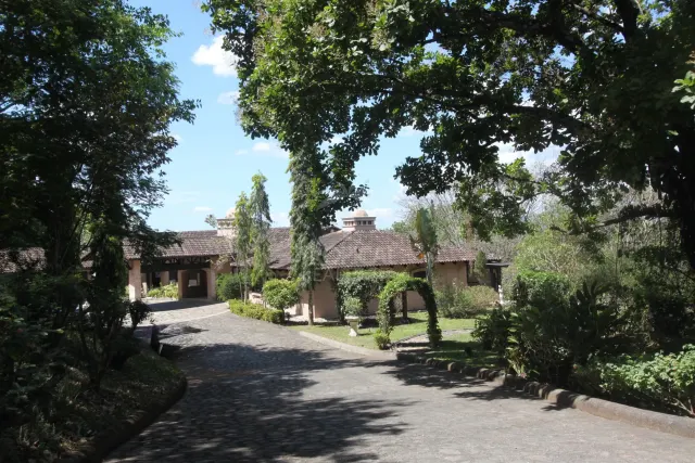 Residencia de Lujo en La Guácima con Bosque Privado y Vistas Panorámicas