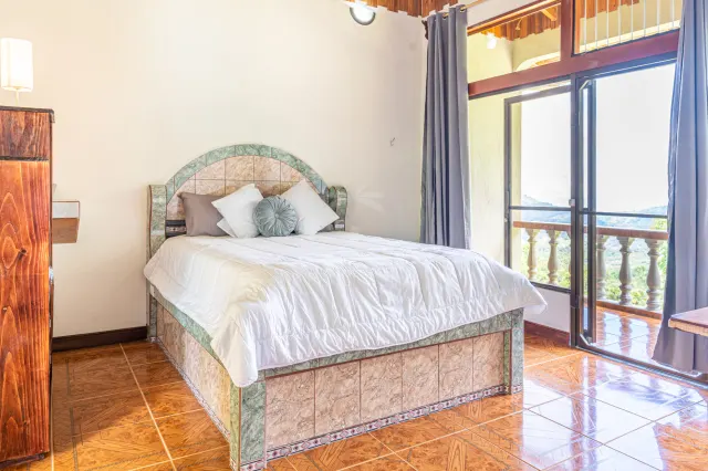 Hotel Boutique con Vista al Océano en Dominical – 13 Unidades en 1 Hectárea