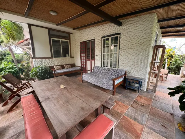 Casa y apartamentos frente a la playa en venta en Tivives