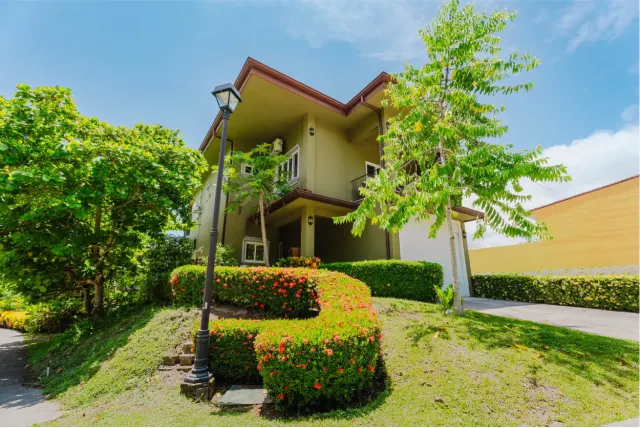 Townhouse de 4 Habitaciones en Venta en Herradura – Reserva Las Lomas cerca de Los Sueños Marina